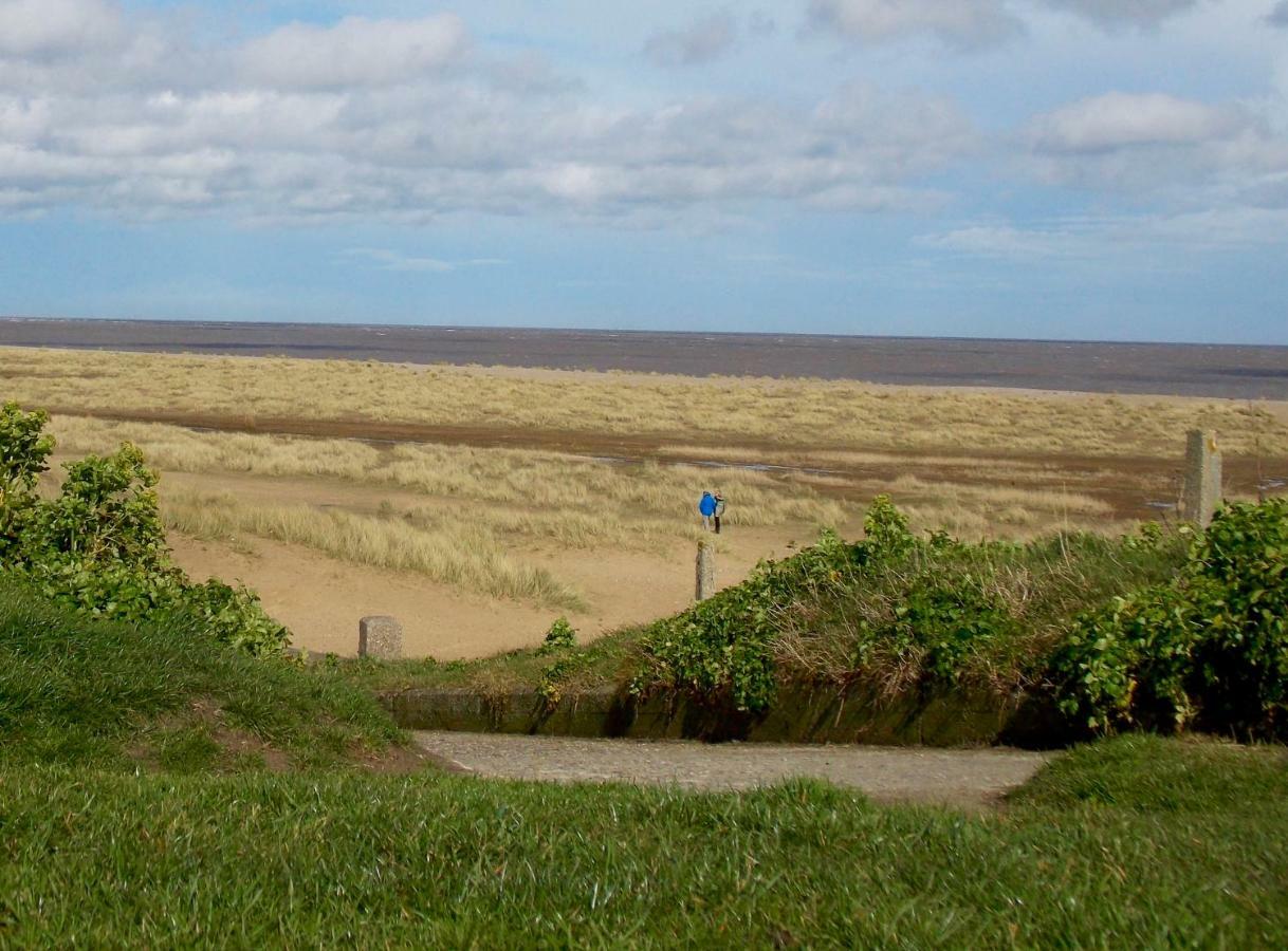 Salty Dogs Chalet Lowestoft Exteriör bild